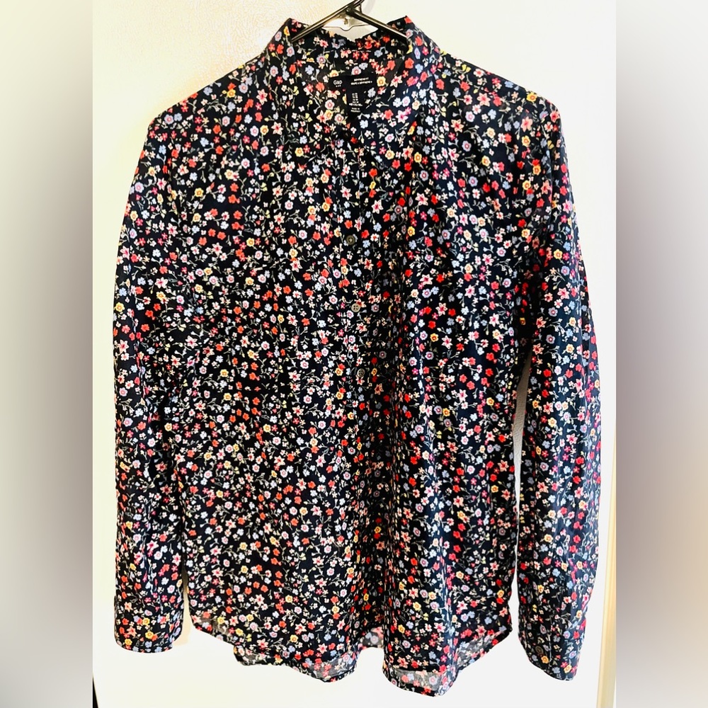 Women’s GAP med. navy blue & floral, lightweight long sleeve button-up shirt.